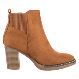 Super Mode Kamelstiefeletten auf einem Pfosten braun gelb