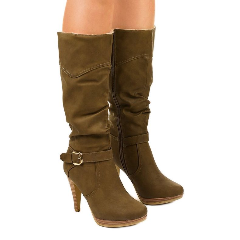 Warme Stiefel an einer Anstecknadel von Ertris khaki grün