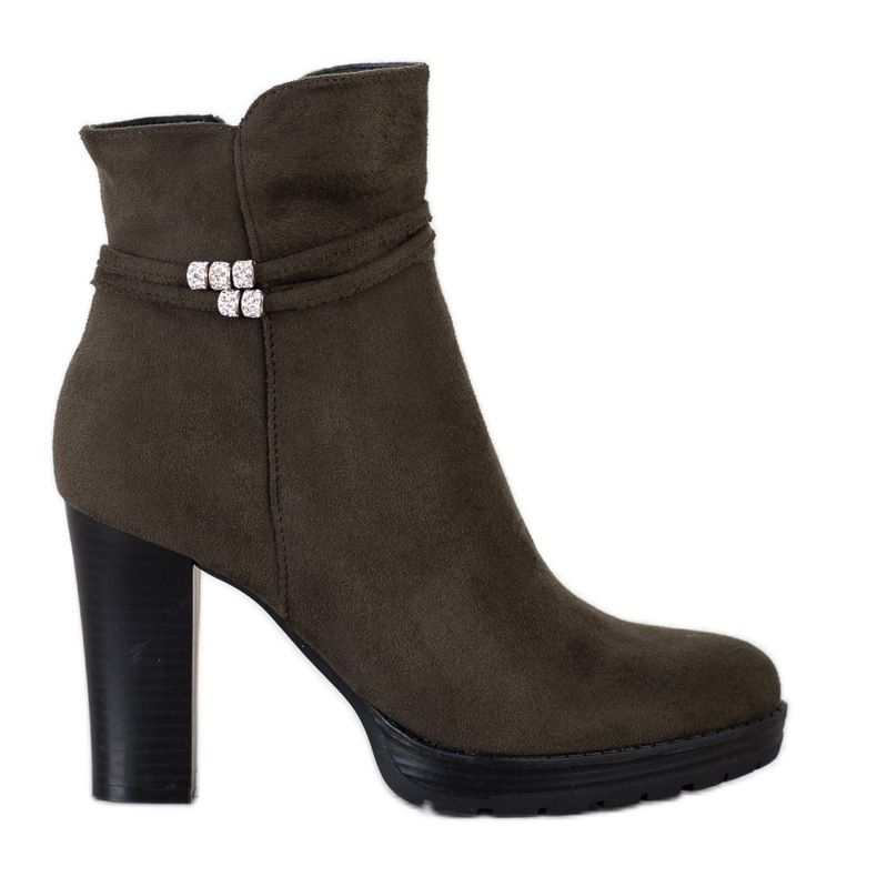 Janessa Khaki Booties auf einem Pfosten