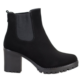 Queentina Chelsea Boots aus Textil auf einer Säule schwarz