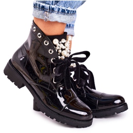 SEA Warme Damenstiefel mit Perlen und einem Band, lackiert Perla schwarz