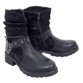 Schwarz 4514 Schwarze Stiefel am Protektor