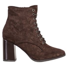 Kylie Gebundene Stiefel auf einer Bar braun