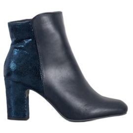 Kylie Marineblaue Stiefel auf einer Säule
