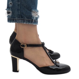 Schwarze Pumps am Pfosten 2239-3