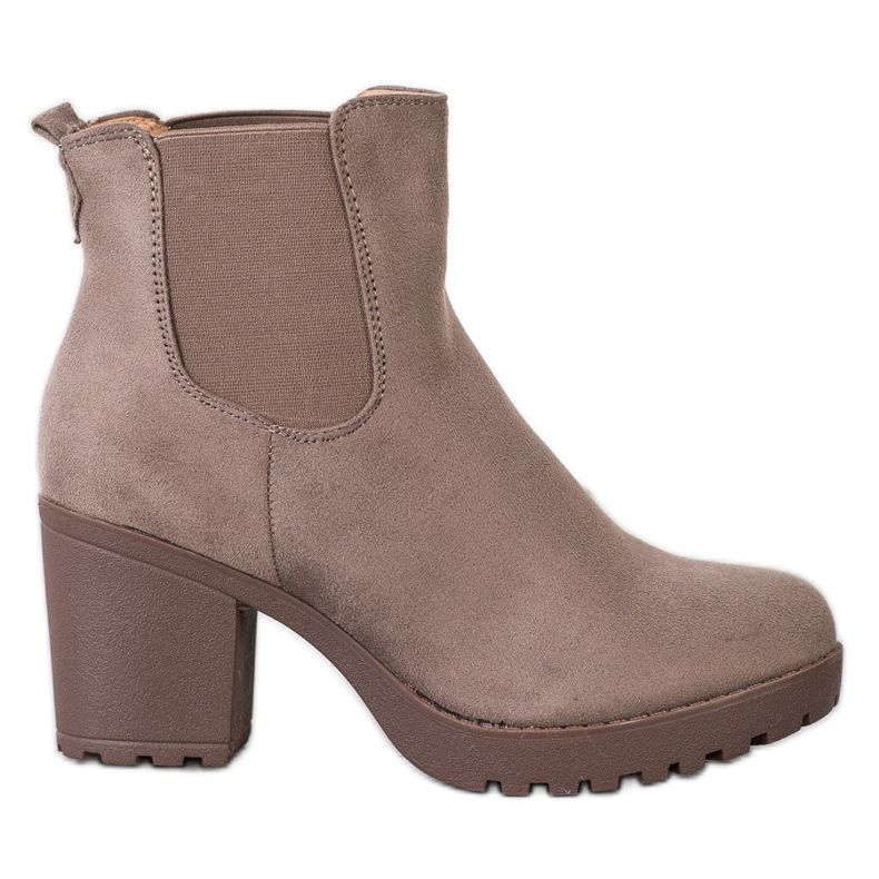 Queentina Chelsea-Stiefel an einer Bar braun