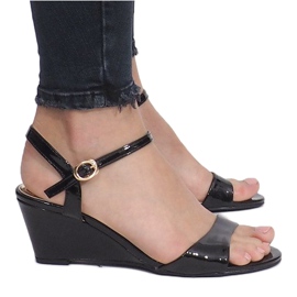 Schwarz lackierte Sandalen auf einem zarten Queen-Keilabsatz