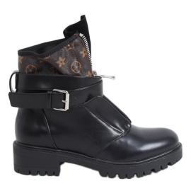 Schwarze Stiefel auf dem Protektor NC1053 Black braun