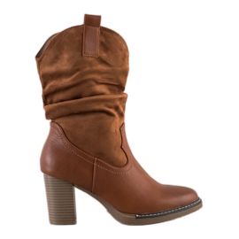 Super Mode Cowboystiefel auf einem Pfosten braun