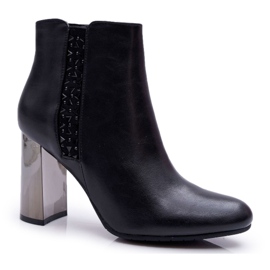 Damenstiefel auf einem silbernen Post Black Peve schwarz