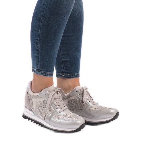 Silberne Turnschuhe auf dem Keil G-125 silber-