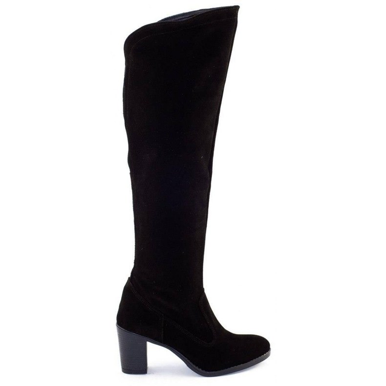 Olivier Agnes isolierte Stiefel auf einem schwarzen Pfosten