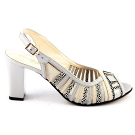 Graue Sandalen am H-51-Pfosten