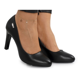 PJ1 Klassische schwarze Eliana Pumps an einer Bar