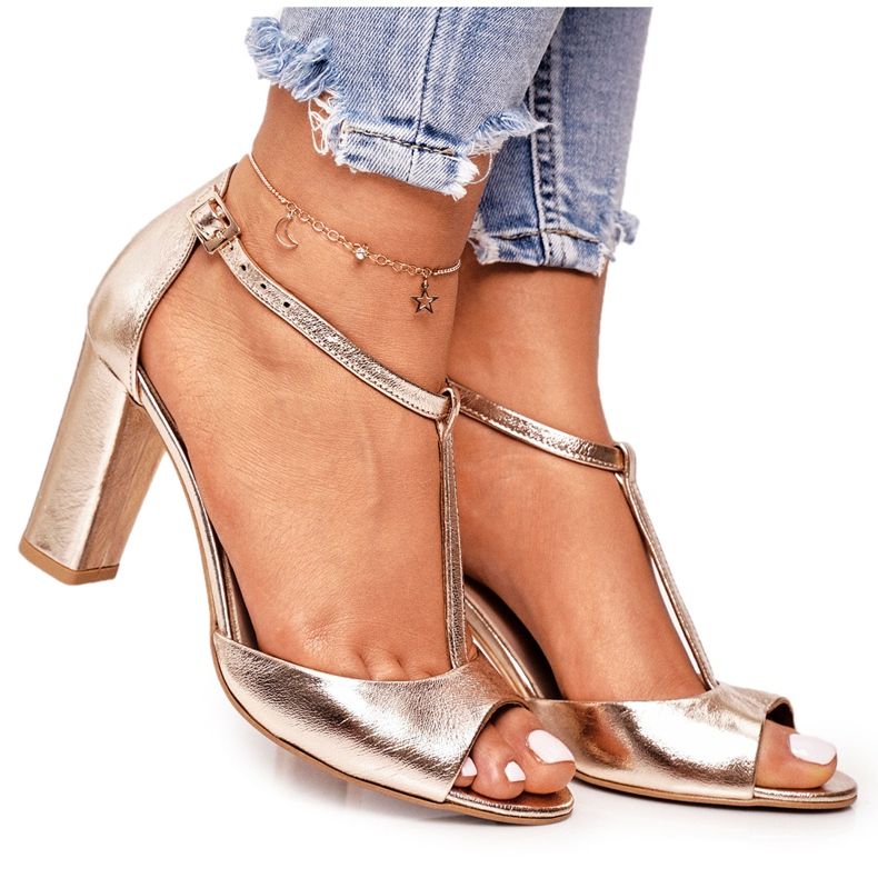 Ledersandalen auf einer Bar Laura Messi 1916 Golden