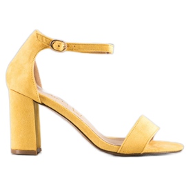 Sabatina Gelbe Sandalen auf einer Bar