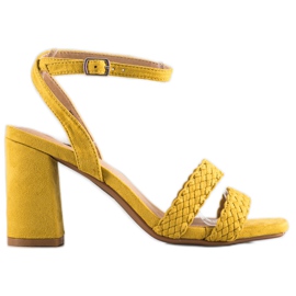 Kylie Wildledersandalen auf einer Bar gelb