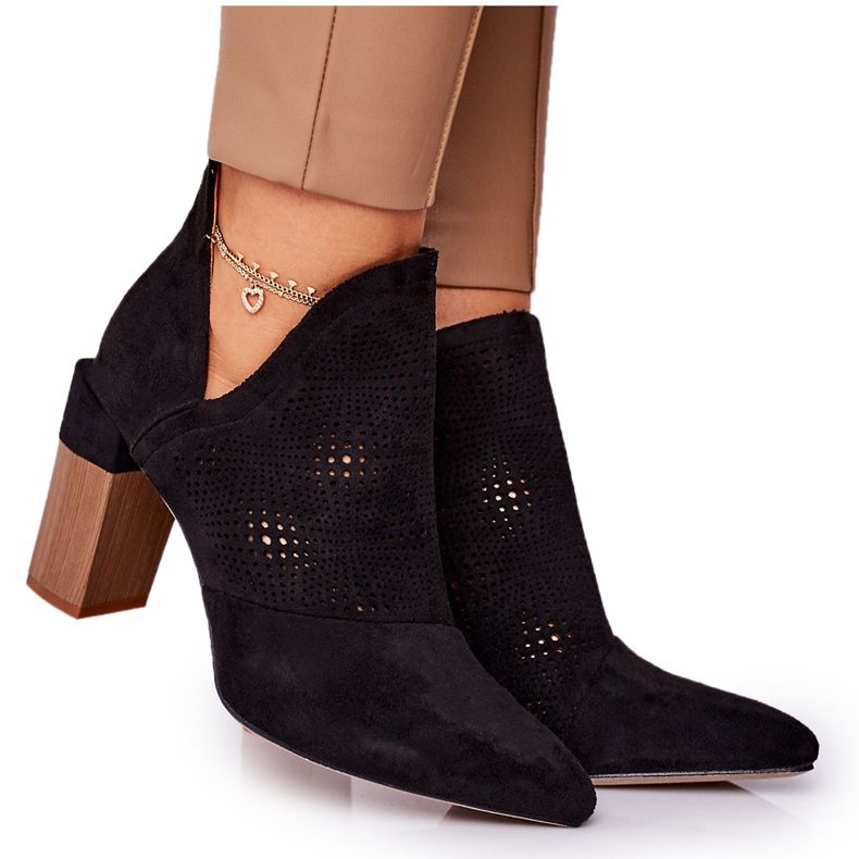 Schwarze Michelle Openwork Booties auf einem Pfosten