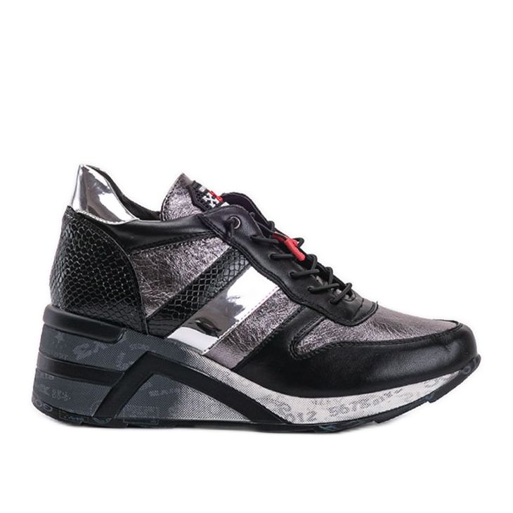 Schwarze Sneaker auf dem Izabella-Wedge