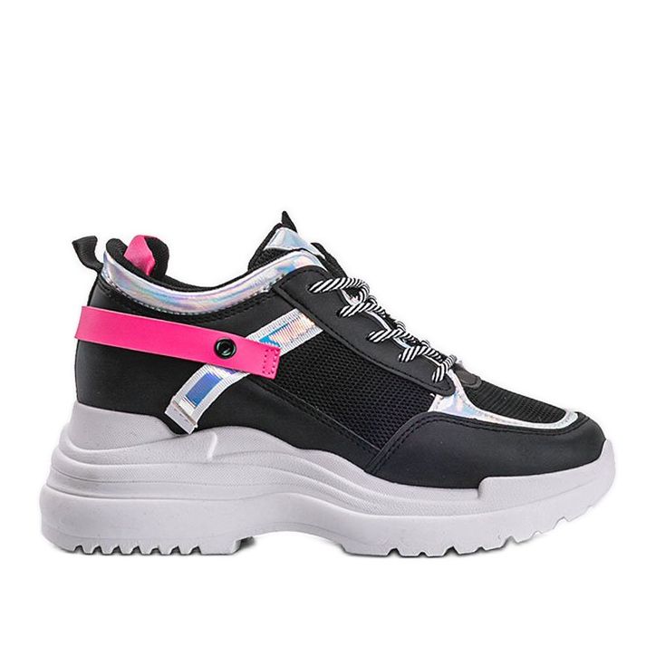 Schwarze Sneaker auf dicker Johan-Sohle