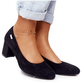 Wildleder Pumps auf einem schwarzen Sergio Leone Bar