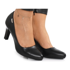 PJ1 Klassische schwarze Eleanor Pumps an einer Bar