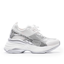 Weiße und silberne Sneakers auf einer dicken Lea-Sohle