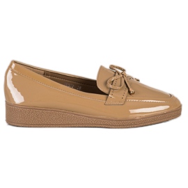 SHELOVET Lackierte Loafer auf der Plattform braun