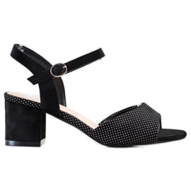 Schwarze Sandalen auf einer Bar Sergio Leone