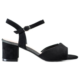 Schwarze Sandalen auf einer Bar Sergio Leone