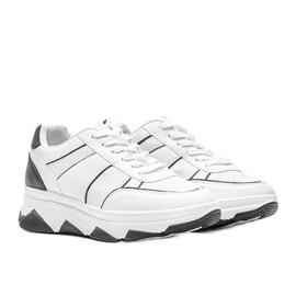 Schwarz-weiße Sneaker von Julissa