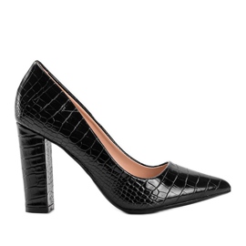 Schwarze Pumps auf einem Keely-Ökolederpfosten