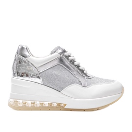 Weiße und silberne Sneakers auf dem Jimena Wedge