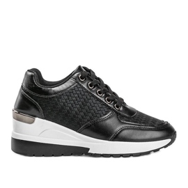 Schwarz glänzende Sneaker auf dem Mara Wedge