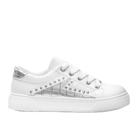 Weiße Sneaker mit silbernen Gloria-Accessoires