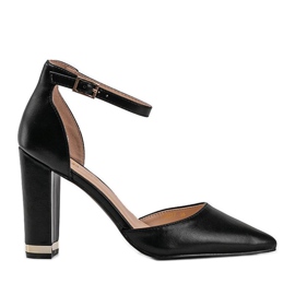 Schwarze Pumps am Kaelyn-Pfosten