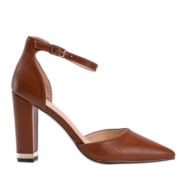 Braune Pumps an der Kaelyn Post