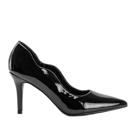 Schwarz lackierte Pumps auf einem Gina-Absatz