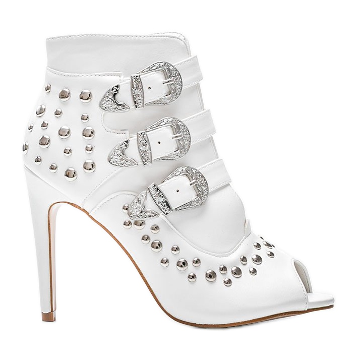 Weiße Pumps an der Ferse von Abigail