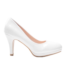 Weiße Pumps an Alisas Ferse