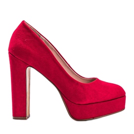 Rote High Heels auf Aishas Plateau