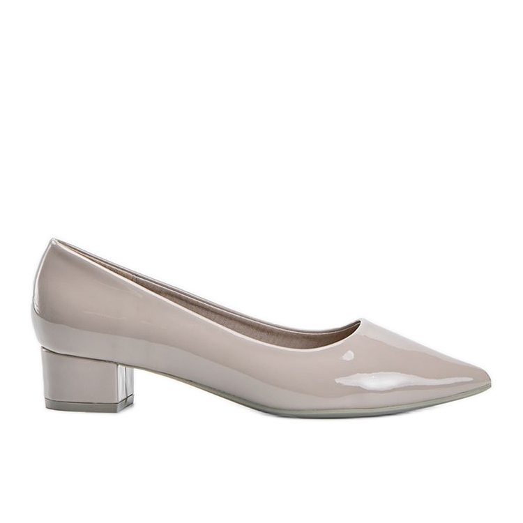 Graue Pumps lackiert auf einem Anabel-Block