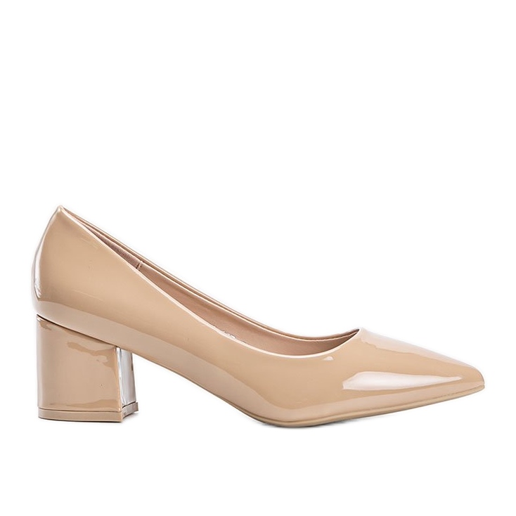 Beige Pumps lackiert auf einem Damari-Block
