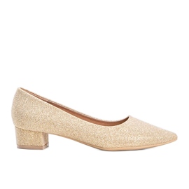 Beige glänzende Pumps auf einem Kennedy-Block