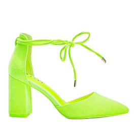 Gelbe Schnürpumps am Macey-Pfosten