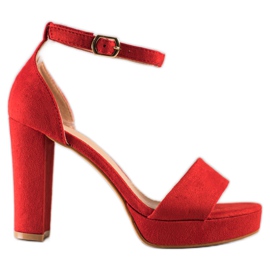 Weide Rote Sandalen auf einer Bar