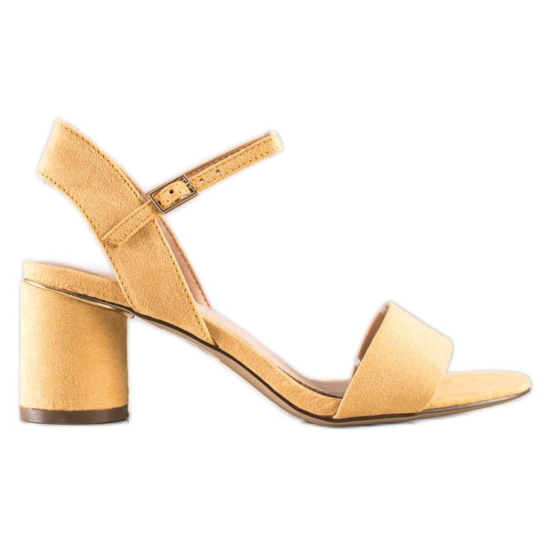 Evento Stilvolle Sandalen an einer Bar gelb