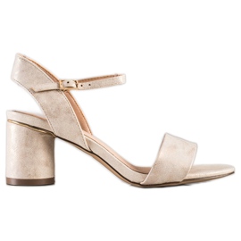 Evento Stilvolle Sandalen an einer Bar beige golden