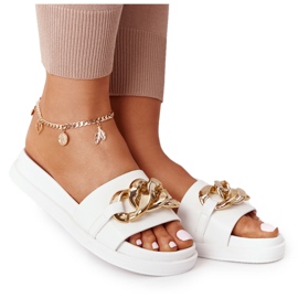 Hausschuhe auf der Plattform mit einer weißen Kette Urlaub golden