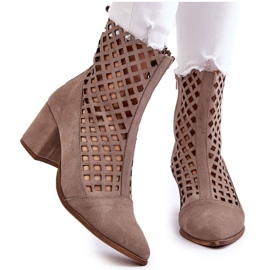 Durchbrochene Wildlederstiefel mit hohem Absatz Nicole 2638 Cappuccino beige